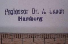 - (Lasch, Agathe), Stempel: Name, Ortsangabe, Berufsangabe/Titel/Branche; 'Professor Dr. A. Lasch
Hamburg'.  (Prototyp)