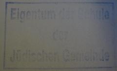 - (Jüdische Gemeinde zu Berlin), Stempel: Name, Berufsangabe/Titel/Branche; 'Eigentum der Schule der Jüdischen Gemeinde'.  (Prototyp)