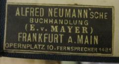 - (Alfred Neumann'sche Buchhandlung (E. v. Mayer)), Etikett: Name, Ortsangabe, Buchhändler; 'Alfred Neumann'sche Buchhandlung (E.v.Mayer) Frankfurt a. Main, Opernplatz 10'.  (Prototyp)