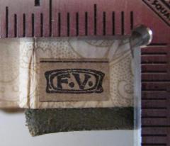 - (V., F.), Etikett: Initiale, Buchbinder; 'F. V.'.  (Prototyp)