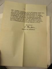 - (Thulin, Oskar), Post: Ortsangabe, Name, Datum; 'Lutherhalle Reformgeschichtliches Museum Lutherstadt Wittenberg, Juli 1944 An die Freunde der Lutherhalle, [...] Heil Hitler! O.Thulin, Direktor der Lutherhalle'. 