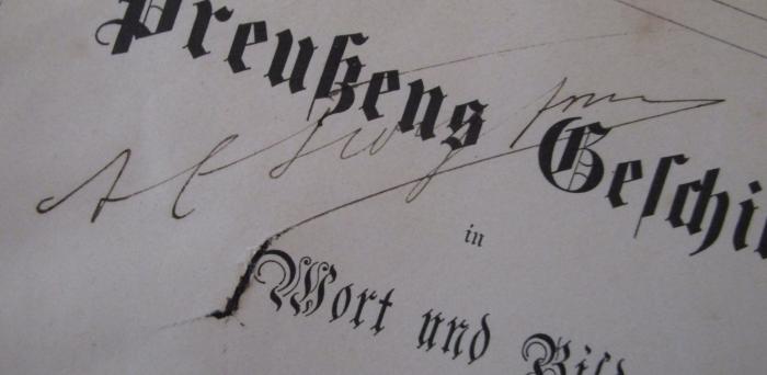 - (unbekannt), Von Hand: Autogramm, Name; '[...]'. ; Preußens Geschichte in Wort und Bild : Ein Hausbuch für Alle (1864)