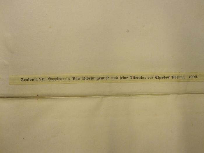 Das Nibelungenlied und seine Literatur. Supplement. (1909);- (Uhl, Wilhelm), Etikett: Name, Datum; 'Teutonia VII (Supplement): Das Nibelungenlied und seine Literatur von Theodor Abeling. 1909.'. 