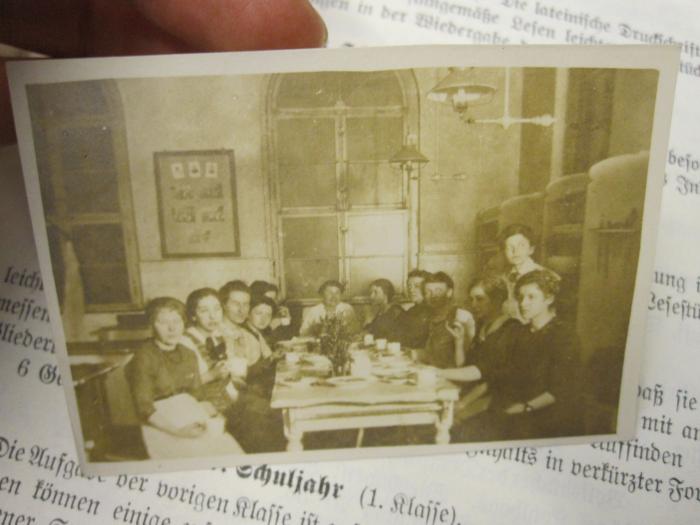  Verteilung des Lehrstoffes für die Volksschulen Groß-Berlins. Ein Beitrag zur Spezialisierung des Grundlehrplans. (1914);- (Sydow, Ilse), Fotografie: Portrait. 