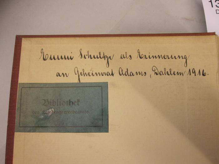 XIV 8119: Politik der Bücherei (1912);g49II / 88 (Schultze, Emmi;Adams, [?]), Von Hand: Widmung; 'Emmi Schultze als Erinnerung 
an Geheimrat Adams, Dahlem 1916.'. 