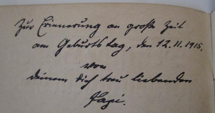  Deutsche Helden im deutschen Lied : neue Lieder für Volk und Heer nach bekannten und neuen Melodien (1915);- (unbekannt), Von Hand: Name, Datum, Widmung; 'Zur Erinnerung an große Zeit am Geburtstag, den 12.11.1915, von deinem dich treu liebenden Papi.'. 