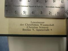 - (Lesezimmer der Christlichen Wissenschaft (Christian Science), Breslau), Etikett: Name, Ortsangabe, Berufsangabe/Titel/Branche; 'Lesezimmer der Christlichen Wissenschaft (Christian Science) Breslau V. Agnesstraße 8'.  (Prototyp)