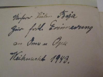 B;13,53 / 134 328; Krau 1 b;: Kleine Welt - Großes Glück : Eine romantische Erzählung aus Alt-Berlin um 1900 (1940);- ([?], Ronja), Von Hand: Widmung, Name, Datum; 'Unserer lieben Ronja zur frdl. Erinnerung an Oma u Opa Weihnacht 1943'. 