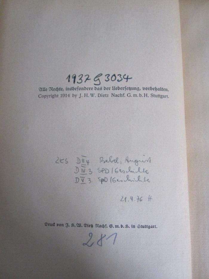 MB 281: Aus meinem Leben (1914);- (Franz-Mehring-Bibliothek), Von Hand: Annotation, Signatur; 'ZKS D II 4 Bebel, August D IV 3 SPD/Geschichte D V 3 SPD/Geschichte'. 
