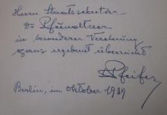 - (Pfundtner, Hans;Pfeifer, Helfried), Von Hand: Name, Berufsangabe/Titel/Branche, Ortsangabe, Datum, Widmung; 'Herrn Staatssekretär Dr. Pfundtner in besonderer Verehrung ganz ergebenst überreicht. Dr. Pfeifer Berlin, im Oktober 1939'. 
