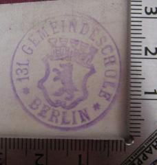 - (131. Gemeinde-Schule Berlin), Stempel: Berufsangabe/Titel/Branche, Wappen, Name, Ortsangabe; '131. Gemeindeschule Berlin'.  (Prototyp)