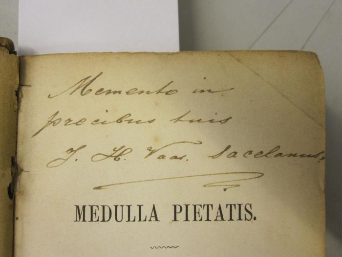  Medulla Pietatis Christianae sive Libellus Precum pro Adolescentibus Litterarum Studiosis (1868);- (Vaar, J. H.), Von Hand: Name, Motto; 'Memento in precibus tuis J. H. Vaar. sacelanus'. 