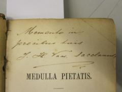 - (Vaar, J. H.), Von Hand: Name, Motto; 'Memento in precibus tuis J. H. Vaar. sacelanus'. 