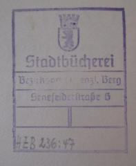 - (Städtische Volksbücherei Berlin- Prenzlauer Berg), Stempel: Name, Ortsangabe, Berufsangabe/Titel/Branche; 'Stadtbücherei 
Bezirksamt Prenzl. Berg 
Senefelderstraße 6'.  (Prototyp)