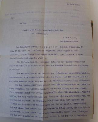  Geschichte der U.S.P.D. : Entstehung und Entwicklung der Unabhängigen Sozialdemokratischen Partei Deutschlands (1921);- (Thetmeier, Ewald), Post: Name, Datum, Berufsangabe/Titel/Branche, Ortsangabe; '8. Juli 1918
Ed.
An das Stellvertretende Generalkommando des III. Armeekorps, Berlin, Genthinerstrasse

Der Schneider Ewald Tetmeyer, Berlin, Raumerstr. 8 Qgb. IV Tr. geb. am 1.8.1886 zu Laugallen Kreis Regnit in Ostpreussen [...] erhielt einen Gestellungsbefehl zum 20. Juli er.
Wir bitten, uns den Schneider Tetmeyer von dieser Gestellung zum Waffendienst zu befreien [...]'. 