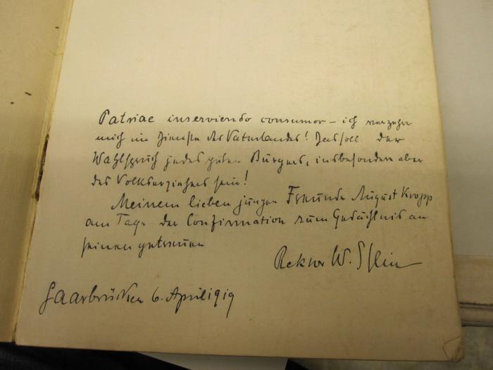  Friedrich der Große (1909);- (Kropp, August), Von Hand: Widmung; 'Patriae inserviendo consumor- ich [..] mich in Diensten[?] des Vaterlandes! 
[...] Meinem lieben jungen Freunde August Kropp am Tage der Confirmation zum Gedächtnis an [...] Rektor W. Stein. Saarbrücken 6. April 1909'. 