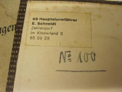 - (Schneidt, E.), Etikett: Name, Ortsangabe, Nummer; 'SS Hauptsturmführer E. Schneidt, Zehlendorf, Im Kinderland 5, 852023'. 