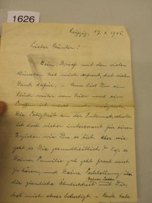  Sieben Spiegel der Liebe. Erzählungen;- (Zonk[?], Günter;[?], Otto), Post: Notiz, Name, Datum; 'Leipzig, 17.1.1945. 
Lieber Günter! Dein Brief mit den vielen Wünschen hat mich erfreut  Nun bist Du ein Stück weiter von hier und ein Treffen ist nicht mehr möglich.
Die Tätigkeit an der Internatsschule ist doch sicher interessant für einen Erzieher wie Du es bist (...)
Dein Onkel Otto.'. 