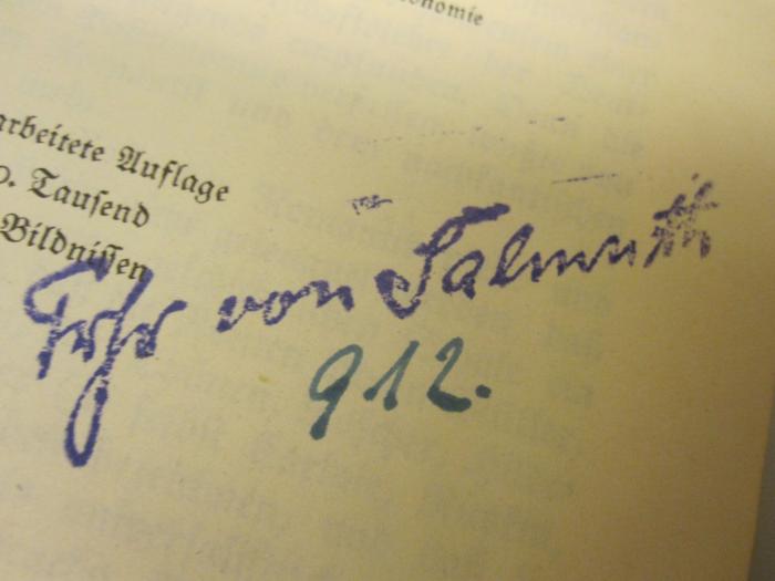  Die Haupttheorien der Volkswirtschaftslehre (1926);- (Salmuth, [?] Freiherr von), Stempel: Autogramm, Berufsangabe/Titel/Branche, Name; 'Frhr von Salmuth'.  (Prototyp);-, Von Hand: Nummer; '912.'