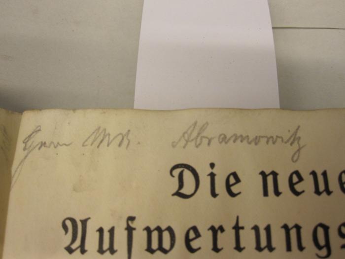  Die neuen Aufwertungsgesetze : Gesetz über die Bereinigung der Grundbücher : Gesetz über die Fälligkeit und Verzinsung der Aufwertungshypotheken ; /inkl. Ergänzungsband (1930);- (Abramowitz, Mm. R.), Von Hand: Autogramm; 'Herr M.R.  Abramowitz'. 