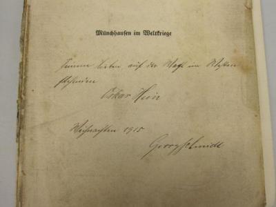  Carl of Munchhousens Abenteuer im Weltkriege;- (Schmidt, Georg [Widmungsgeber];Hein, Oskar), Von Hand: Widmung; 'Seinem lieben auf der Wege[?] ein Westen stehenden [?] Oskar Hein 
Weihnachten 1915 
Georg Schmidt'. 