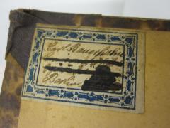 - (Bauerhahn, Carl), Etikett: Autogramm, Ortsangabe; 'Carl Bauerhahn [...] Berlin, [...]'. 