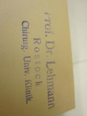 - (Lehmann, Johann Carl), Stempel: Name, Ortsangabe; 'Prof. Dr. Lehmann
Rostock
Chirug Univ. Klinik'. 