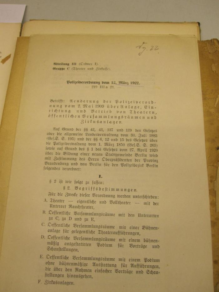  Polizeiverordnung über die bauliche Anlage, die innere Einrichtung und den Betrieb von Theatern, öffentlichen Versammlungsräumen und Zirkusanlagen (1909);- (unbekannt), Sonstiges Objekt: Annotation, Notiz; 'dg. 22'. 