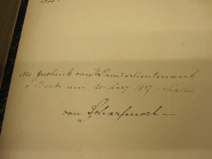  Briefe Friedrich des Grossen und seiner erlauchten Brüder Prinz August Wilhelm und Prinz Heinrich von Preussen aus der Zeit von 1727 bis 1762 (1881);-, Von Hand: Widmung; 'Als [...] von [...]erlienten[...] Borcke am 20. März 1887 erhalten von Scharfen[...]'