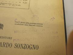 - (Brocco, E. (Musikalienhandlung)), Stempel: Name, Ortsangabe, Buchhändler, Nummer; 'E. Brocco[...] Venezia [...] Negozio Musica [...] No. 229 Pianoforti-Armoniums [...] 855'. 