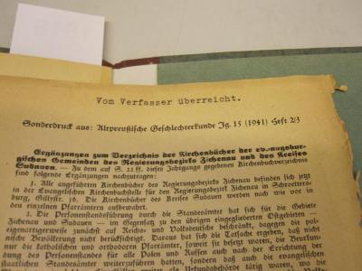  Die Kirchenbücher der evangelsich-augsburgischen Gemeinden des Regierungsbezirks Zichenau und des Kreises Sudauen (Suwalki) (1941);- (Blank, Heinrich), Stempel: Widmung, Besitzwechsel; 'Vom Verfasser überreicht.'. 