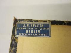 - (J.M. Spaeth Buchhandlung), Etikett: Buchhändler, Name, Ortsangabe; 'J. M. Spaeth Buchhaldung-Antiquariat Berlin gegenüber d. Rathause'. 