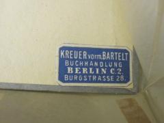 - (Kreuer, [?] (Buchhandlung)), Etikett: Buchhändler, Name, Ortsangabe; 'Kreuer vorm. Bartelt Buchhandlung Berlin C.2. Burgstrasse 28.'. 