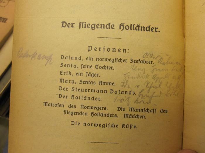  Der fliegende Holländer : Romantische Oper in drei Aufzügen (o.J.);- (unbekannt), Von Hand: Notiz; 'Osterkamp 
Arthur Ruhner 
Herz. 
[...]
Hendrik 
[...] Fritz'. 
