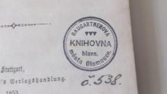 - (Baugartnerova mesta Olomouce Knihovna hlavní), Von Hand: Signatur, Inventar-/ Zugangsnummer, Exemplarnummer; 'č.[####].'.  (Prototyp)