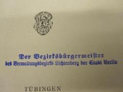 - (Bezirksbürgermeister des Verwaltungsbezirks Lichtenberg), Stempel: Berufsangabe/Titel/Branche, Name, Ortsangabe; 'Der Bezirksbürgermeister des Verwaltungsbezirks Lichtenberg der Stadt Berlin'.  (Prototyp)