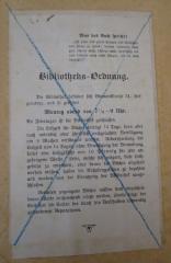 - (Volksbücherei der Gemeinde Adlershof bei Berlin), Etikett: Ortsangabe; 'Was das Buch spricht?
[...]
Bibliotheks-Ordnung.
Die Bibliothek befindet sich Bismarkstr. 31, Hof geradezu, und ist geöffnet
Mpntag abend von 7 1/2 - 9 Uhr.
An Feiertagen ist die Bibliothek geschlossen.
Die Leihzeit für Bücher[...]'.  (Prototyp)