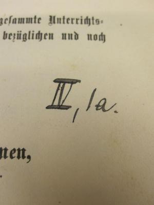  Das Volksschulwesen im Preußischen Staate in systematischer Zusammenstellung der auf seine innere Einrichtung und seine Rechtsverhältnisse, sowie auf seine Leitung und Beaufsichtigungbezüglichen Gesetze und Verordnungen (1886);- (Viktoria-Luisen-Schule Berlin-Wilmersdorf), Von Hand: Nummer; 'IV, Ia'. 