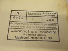 - (Leihbücherei Wilhelm Inh.: H. Röttcher Stralsund), Stempel: Preis, Name, Ortsangabe, Notiz; 'Nr. 4076 / Ladenpreis 5.- / Leihgebühr pro Woche .30 // Die Leihgebühr gilt für eine Woche. Für jede weitere angefangene Woche ist die volle Leihgebühr zu entrichten.
Leihbücherei Wilhelm // Inh.: Helmut Röttcher // Stralsund, Heilgeist-Str: 38'. 