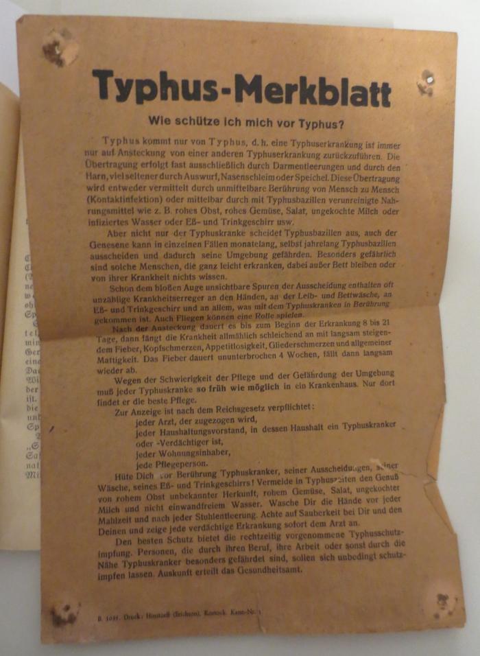  Trinke und genese durch Pflanzen-Frischsäfte : Praktische Winke zur Gesund- und Jung-Erhaltung durch flüssige Heil-Kräuter und -Gemüse (um 1930);- (unbekannt), Papier: Lesezeichen; 'Typhus-Merkblatt
Wie schütze ich mich vor Typhus?
[...]'. 