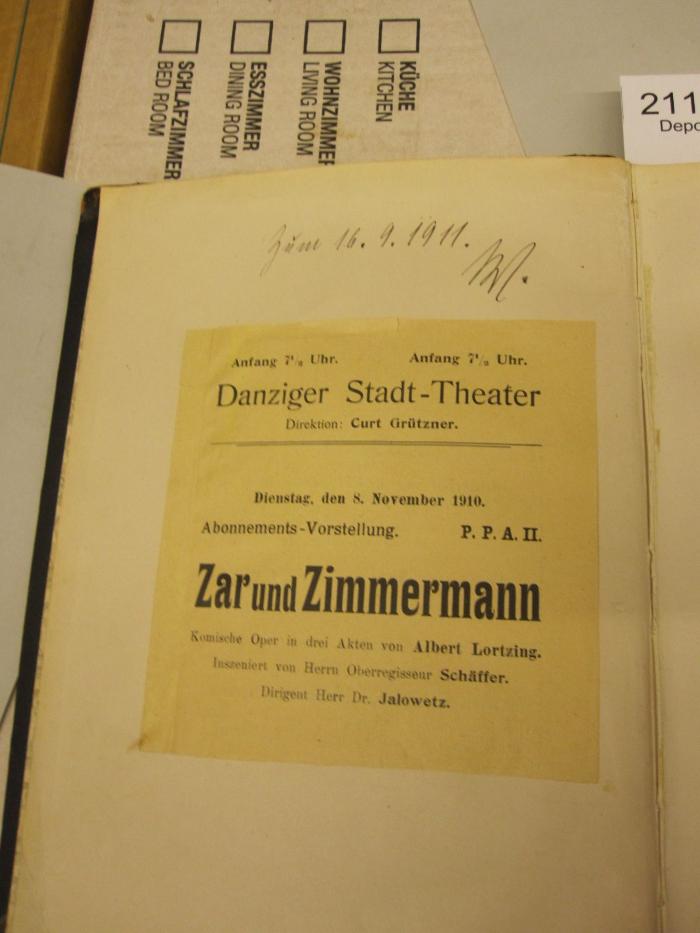  Czaar und Zimmermann : komische Oper in drei Aufzügen (o.J.);- (unbekannt), Papier: Berufsangabe/Titel/Branche, Name, Ortsangabe, Datum, Notiz; 'Anfang 7 1/2 Uhr
Danziger Stadt-Theater
Direktion: Curt Grützner.

Dienstag den 8. November 1910.
Abonnements-Vorstellung P.P.A.II.
Zar und Zimmermann
Komische Oper in drei Akten von Albert Lortzing.
Inszeniert von Herrn Oberregisseur Schäffer.
Dirigent Herr Dr. Jalowetz.'. 