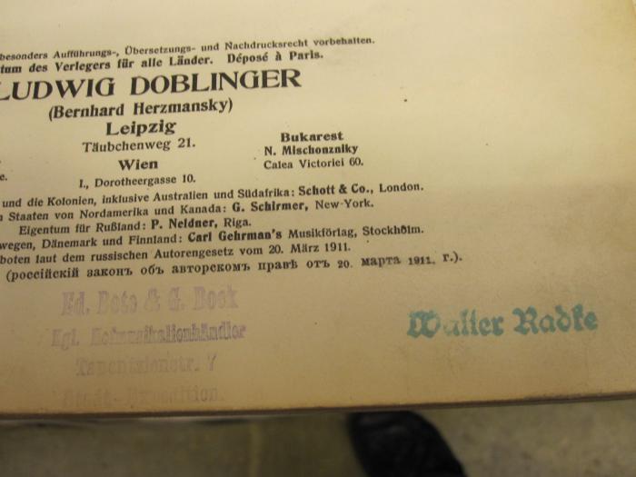  Eva : Operette in drei Akten (o.J.);- (Radke, Walter), Stempel: Name; 'Walter Radke'.  (Prototyp);- (Königl. Hof-Musikalienhandlung Ed. Bote und G. Bock), Stempel: Buchhändler, Name, Ortsangabe; 'Ed. Bote &amp; G. Bock
Kgl. Hofmusikalienhändler
Tauentzienstr. 7
Stadt-Expedition'.  (Prototyp)