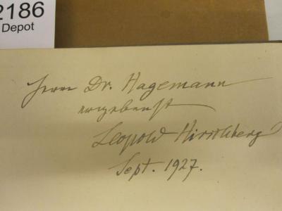  Reliquienschrein des Meisters Carl Maria von Weber (1927);- (Hirschberg, Leopold;Hagemann, [?] Dr.), Von Hand: Name, Datum, Widmung; 'Herrn Dr. Hagemann ergebenst Leopold Hirschberg Sept. 1927'. 