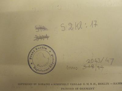  Reliquienschrein des Meisters Carl Maria von Weber (1927);G45 / 1254 (Bezirksamt Köpenick), Stempel: Name; 'Stadt Berlin
Stadtbücherei
Bezirksamt Cöpenick'. ;- (Bezirksamt Köpenick), Von Hand: Signatur; 'S Kl 3 W1'. ;- (Bezirksamt Köpenick), Von Hand: Signatur; 'S 2 Kl:17'. ;- (Bezirksamt Köpenick), Von Hand: Inventar-/ Zugangsnummer; '2043/47'. ;- (Bezirksamt Köpenick), Von Hand: Inventar-/ Zugangsnummer; '312/29'. ;- (Bezirksamt Köpenick), Von Hand: Signatur, Notiz; 'mus'. 