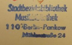 - (Städtische Volksbücherei (Berlin-Pankow) ), Stempel: Name, Ortsangabe; 'Stadtbezirksbibliothek
Musikbibliothek
110 Berlin-Pankow
Mühlenstraße 24'.  (Prototyp)