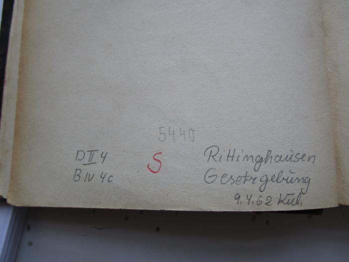 MB 5440 : Die direkte Gesetzgebung durch das Volk (1893);- (Franz-Mehring-Bibliothek), Von Hand: Zeichen, Datum, Notiz, Nummer; 'D II 4
B IV 4c
Rittinghausen
Gesetzgebung
9.4.62 Kul.'. 