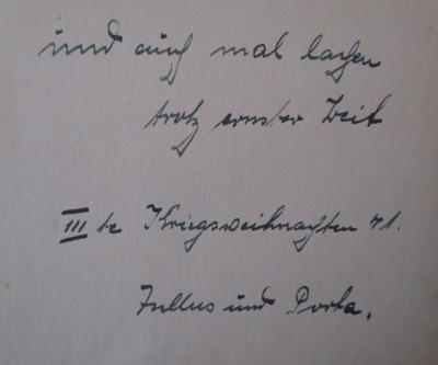  Man kann ruhig darüber sprechen : Heitere Geschichten und Plaudereien ([1937]);- (Rahnke[?], Marta;[?], Jullus;[?], Porta[?]), Von Hand: Name, Motto, Datum, Widmung; 'und auch mal Lachen trotz ernster Zeit
IIIte Kriegsweihnachten 41.
Jullus und Porta'. 