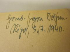 - (Boisen[?], Hans-Egon), Von Hand: Name, Autogramm; 'Hans-Egon Boisen[?]
Riga, 5./.1940'. 
