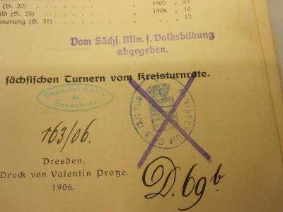  Erinnerungsblätter an den Heimgang des Ehrenkreisvertreters Professor Waldemar Bier (1906);- (Sachsen. Ministerium für Volksbildung), Stempel: Name, Ortsangabe, Besitzwechsel: makuliert; 'Vom Sächs. Min. f. Volksbildung abgegeben'. ;- (Sachsen. Ministerium des Kultus und Öffentlichen Unterrichts), Stempel: Wappen, Name; 'Ministerium des Cultus'. ;- (Sachsen. Ministerium des Kultus und Öffentlichen Unterrichts), Von Hand: Signatur; 'D 69 b'. ;- (unbekannt), Von Hand: Signatur, Inventar-/ Zugangsnummer; '163/06'. 