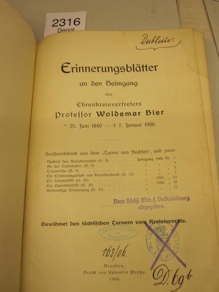  Erinnerungsblätter an den Heimgang des Ehrenkreisvertreters Professor Waldemar Bier (1906);- (Sachsen. Ministerium des Kultus und Öffentlichen Unterrichts), Von Hand: Besitzwechsel: Doublette; 'Doublette'. 